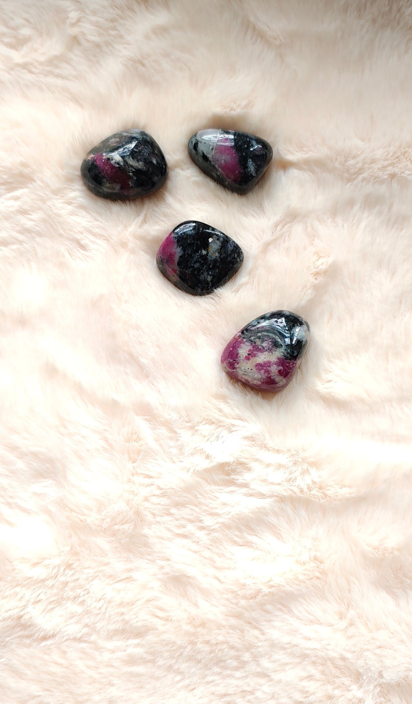 Eudialyte - Pierre Roulée