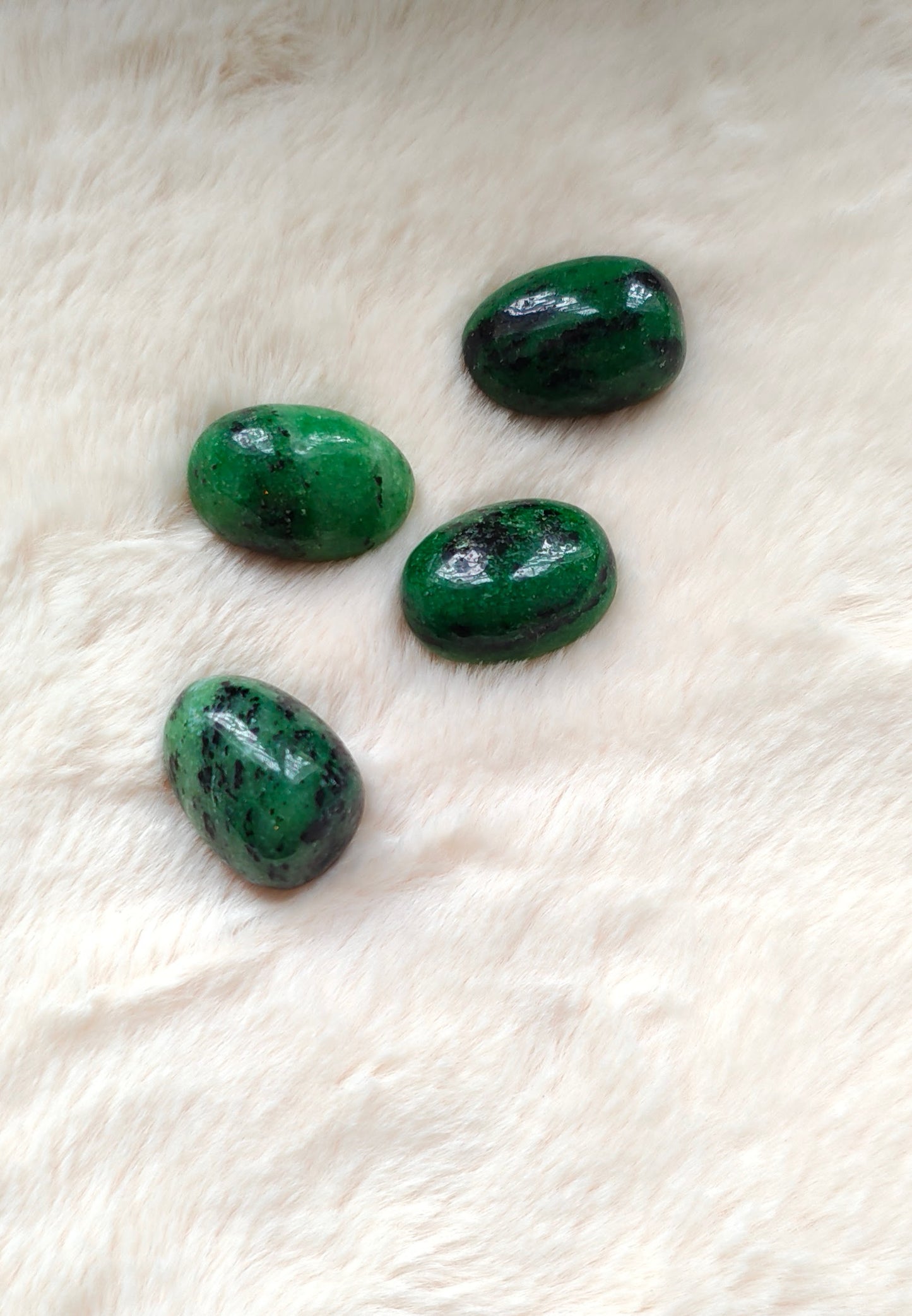 Rubis sur Zoïsite - Pierre Roulée