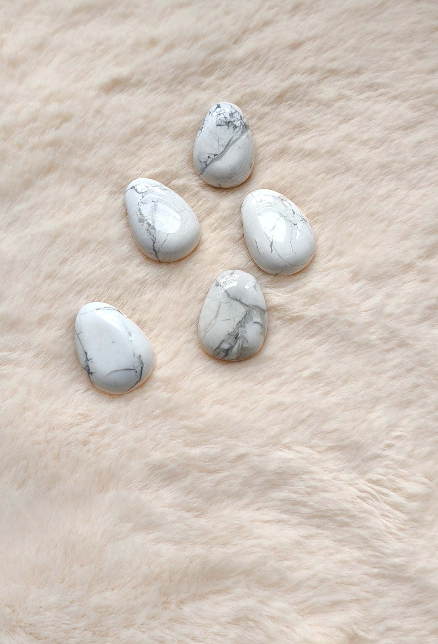 Howlite - Pierre Percée