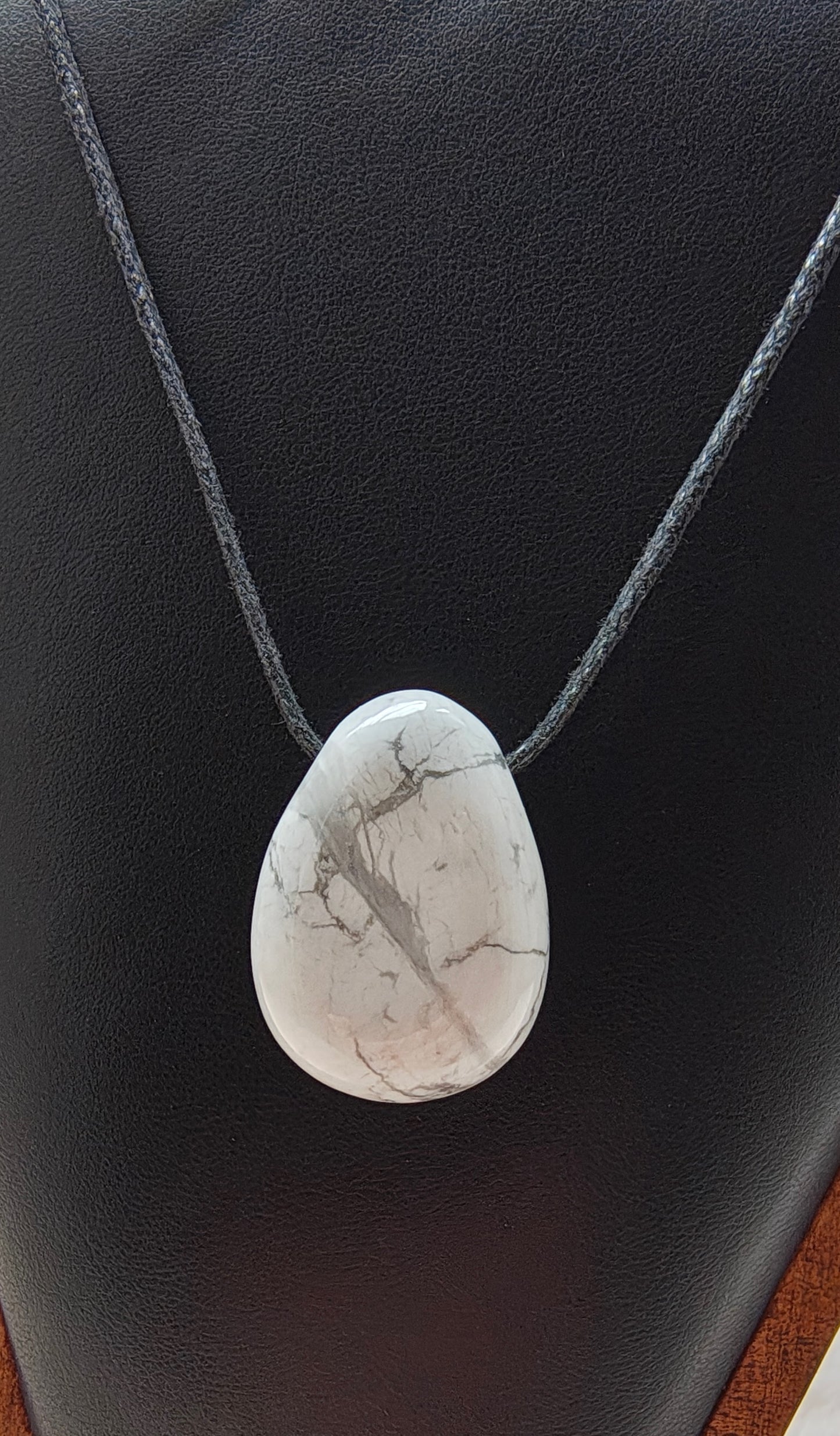 Howlite - Pierre Percée