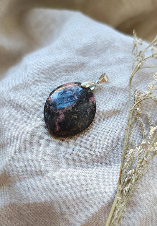 Rhodonite - Pendentif - Lithothérapie - Pierres Naturelles - Guérison - Amour - Compassion - Deuil - Instant présent - Apaisement - Modèle A