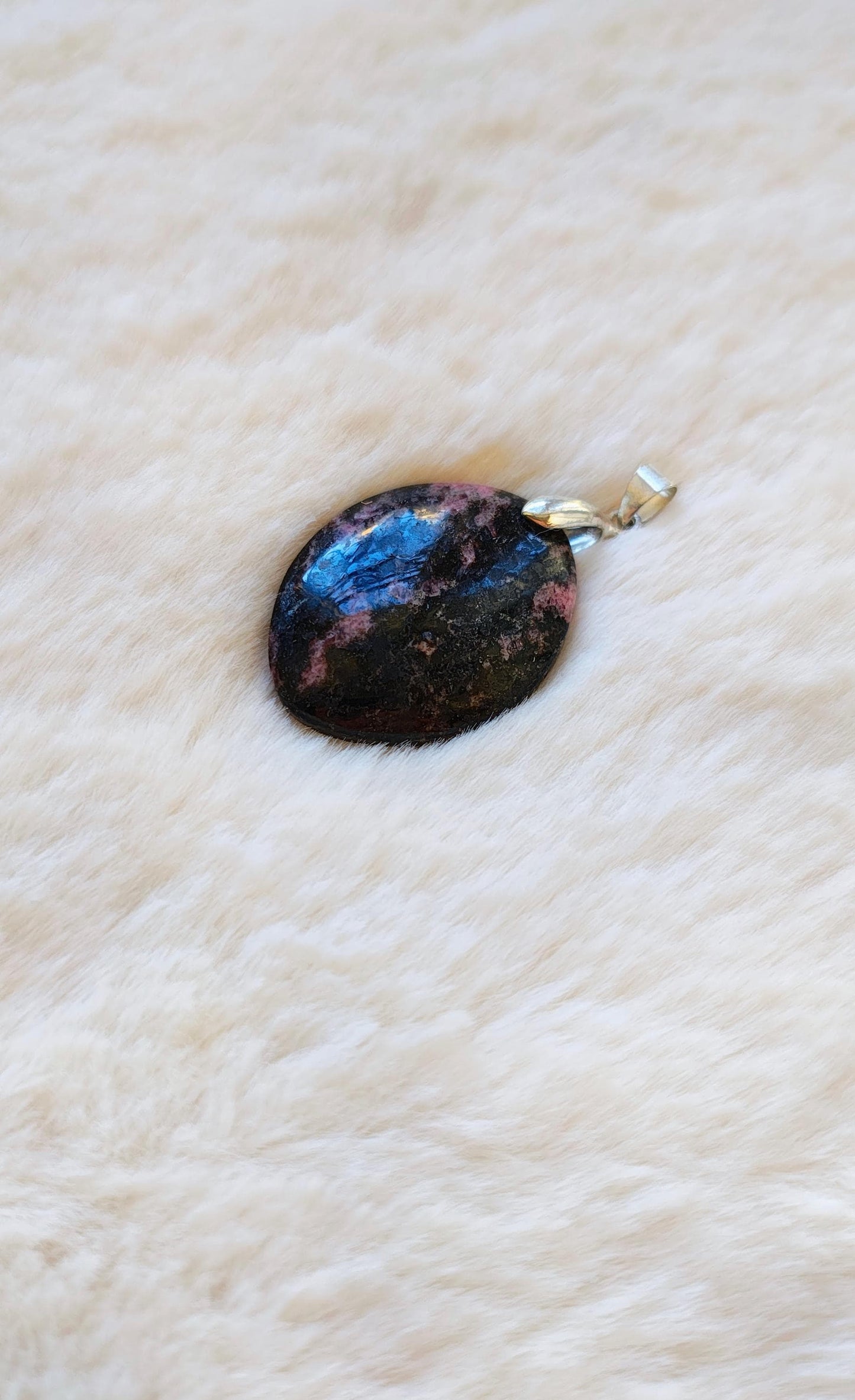 Rhodonite - Pendentif - Lithothérapie - Pierres Naturelles - Guérison - Amour - Compassion - Deuil - Instant présent - Apaisement - Modèle A