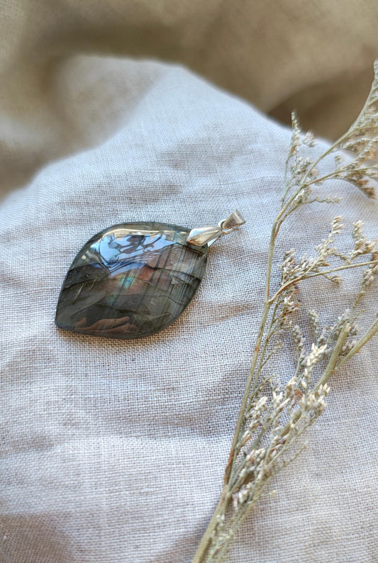 Labradorite - Pendentif - Lithothérapie - Pierres Naturelles - Protection - Clarté - Perspectives - Intuition - Empathie - Bienveillance - H