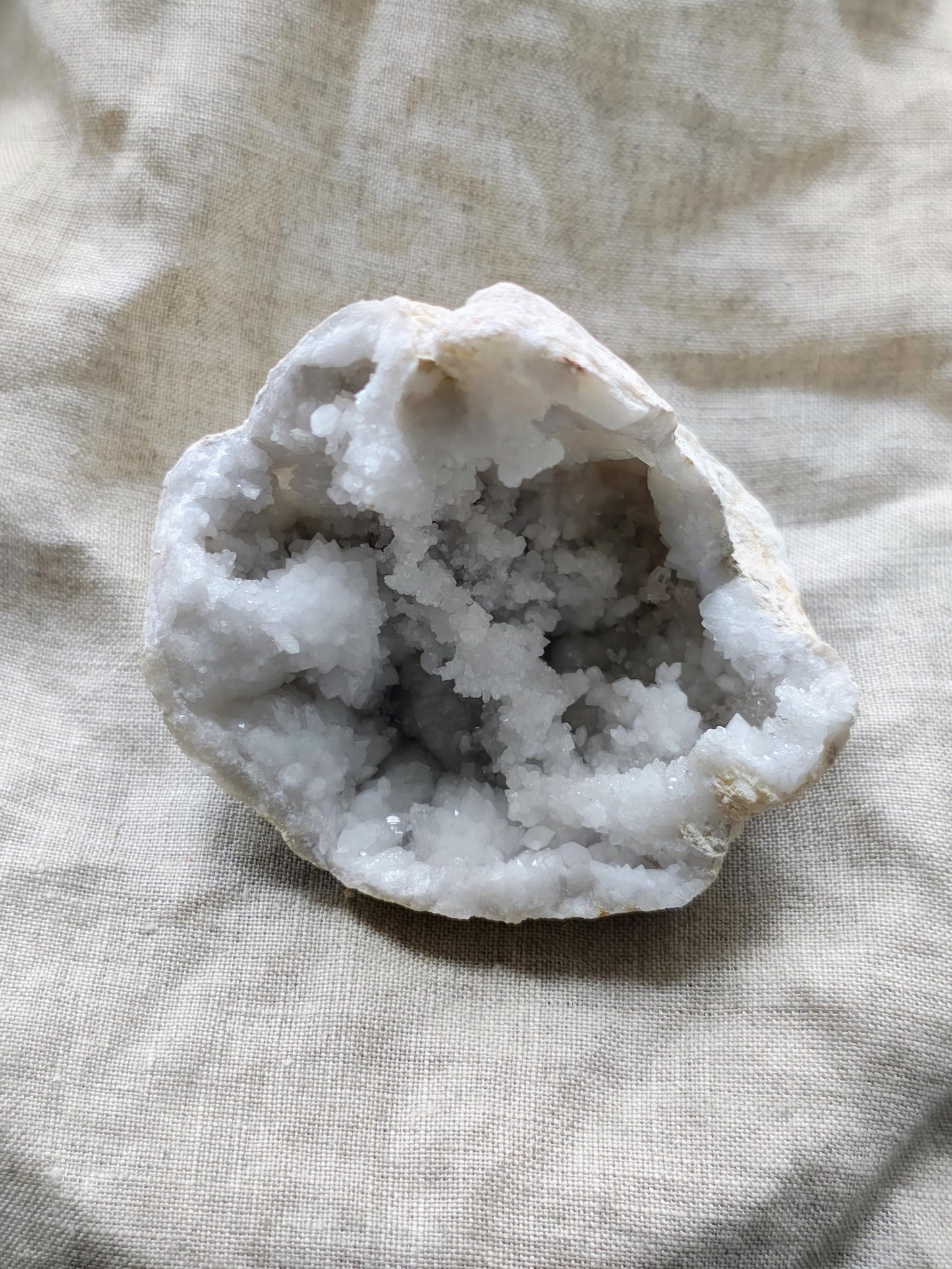 Géode de Quartz - Pierre Brute - Lithothérapie - Pierres Naturelles - Acceptation - Lumière - Harmonie - Relation - Ouverture - 135 grammes