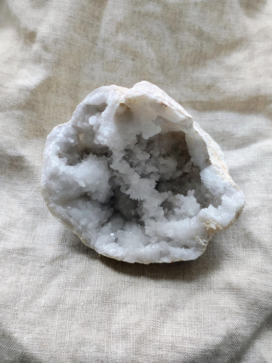 Géode de Quartz - Pierre Brute - Lithothérapie - Pierres Naturelles - Acceptation - Lumière - Harmonie - Relation - Ouverture - 135 grammes