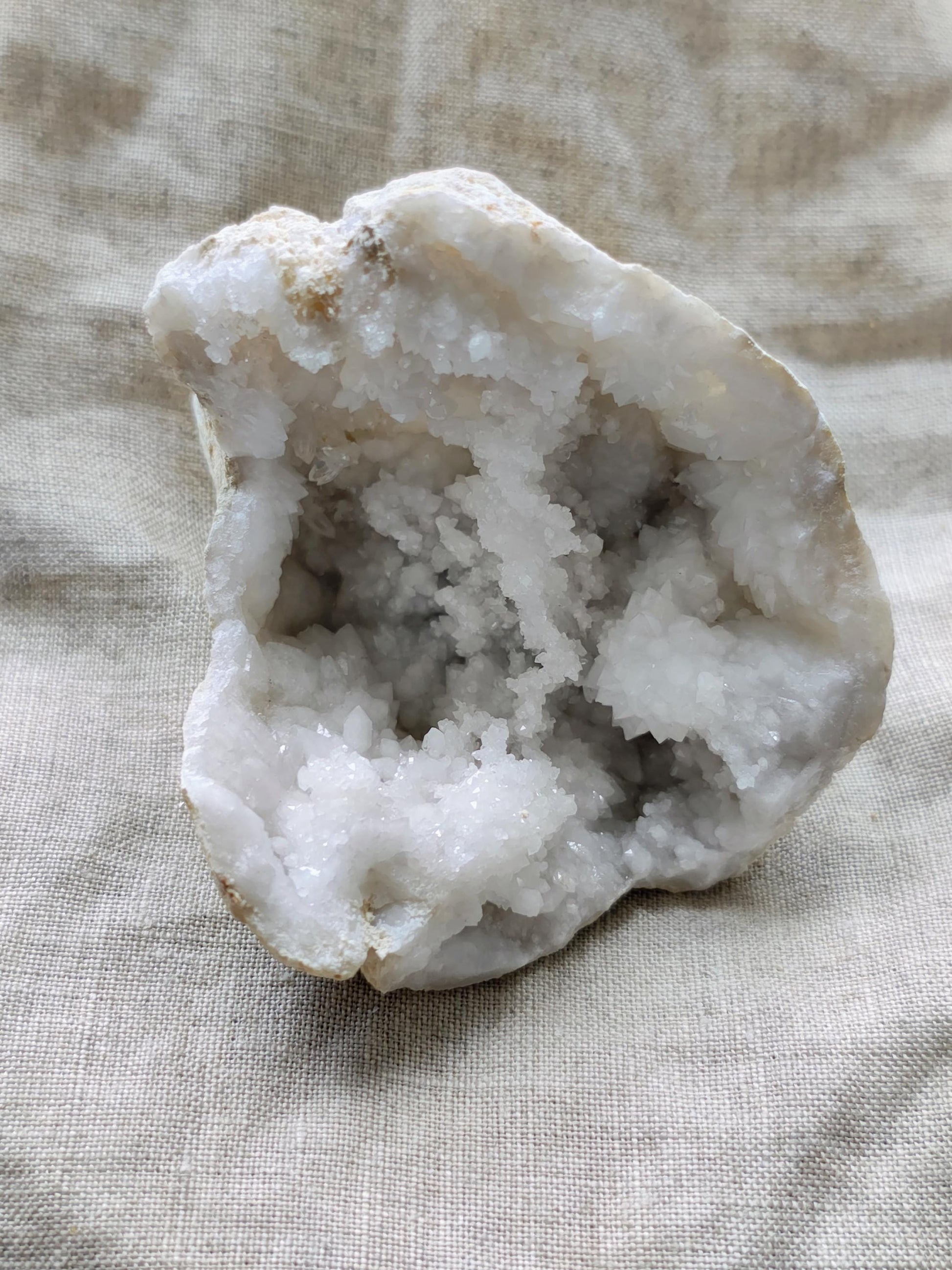Géode de Quartz - Pierre Brute - Lithothérapie - Pierres Naturelles - Acceptation - Lumière - Harmonie - Relation - Ouverture - 135 grammes