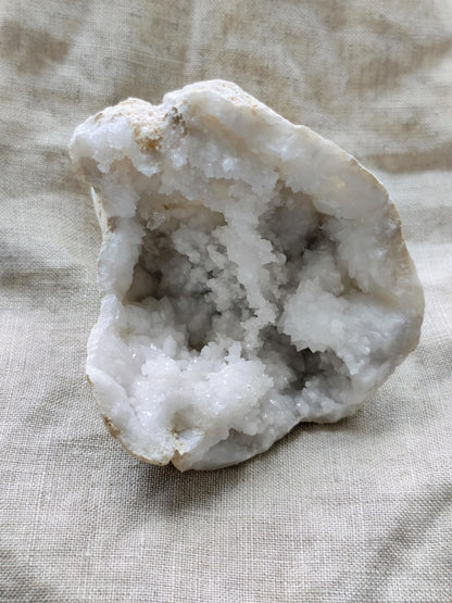 Géode de Quartz - Pierre Brute - Lithothérapie - Pierres Naturelles - Acceptation - Lumière - Harmonie - Relation - Ouverture - 135 grammes