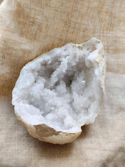 Géode de Quartz - Pierre Brute - Lithothérapie - Pierres Naturelles - Acceptation - Lumière - Harmonie - Relation - Ouverture - 108 grammes
