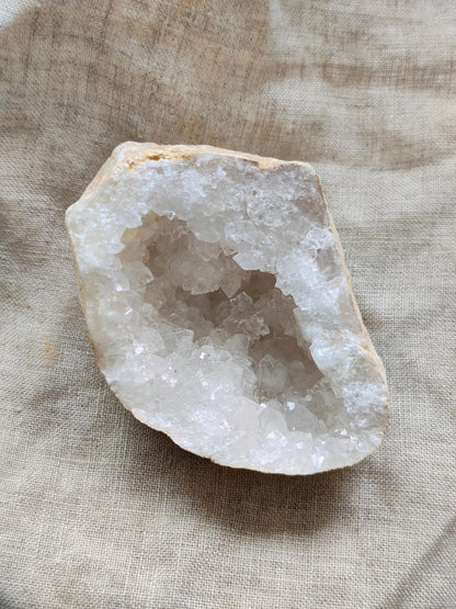 Géode de Quartz - Pierre Brute - Lithothérapie - Pierres Naturelles - Acceptation - Lumière - Harmonie - Relation - Ouverture - 123 grammes