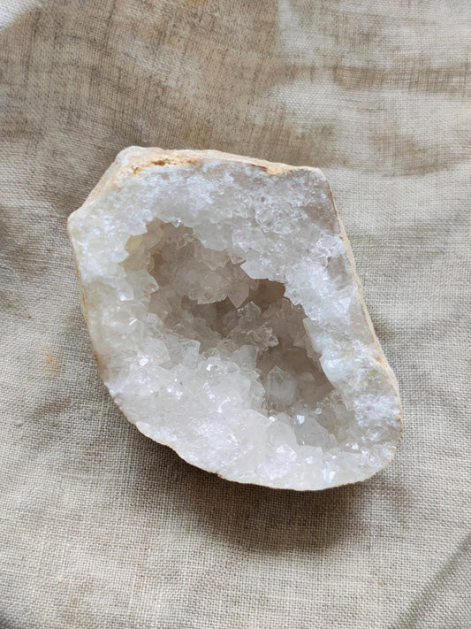 Géode de Quartz - Pierre Brute - Lithothérapie - Pierres Naturelles - Acceptation - Lumière - Harmonie - Relation - Ouverture - 123 grammes