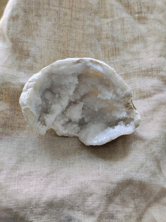 Géode de Quartz - Pierre Brute - Lithothérapie - Pierres Naturelles - Acceptation - Lumière - Harmonie - Relation - Ouverture - 108 grammes