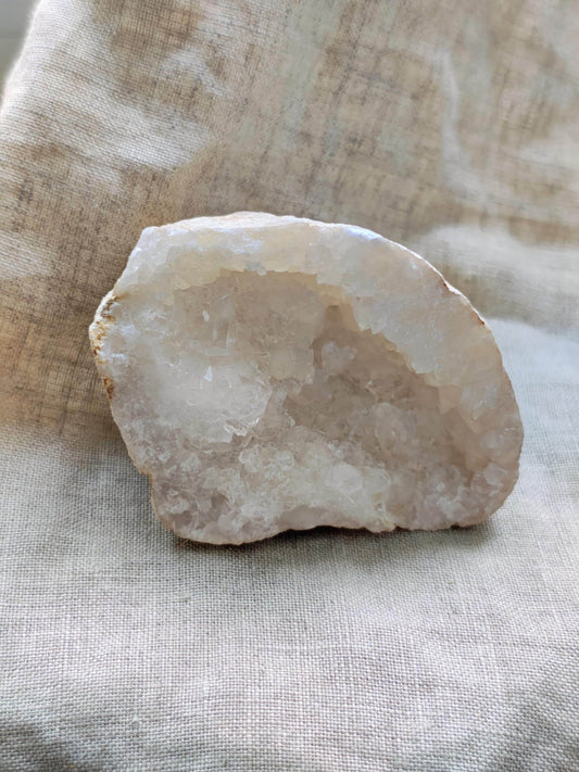 Géode de Quartz - Pierre Brute - Lithothérapie - Pierres Naturelles - Acceptation - Lumière - Harmonie - Relation - Ouverture - 105 grammes
