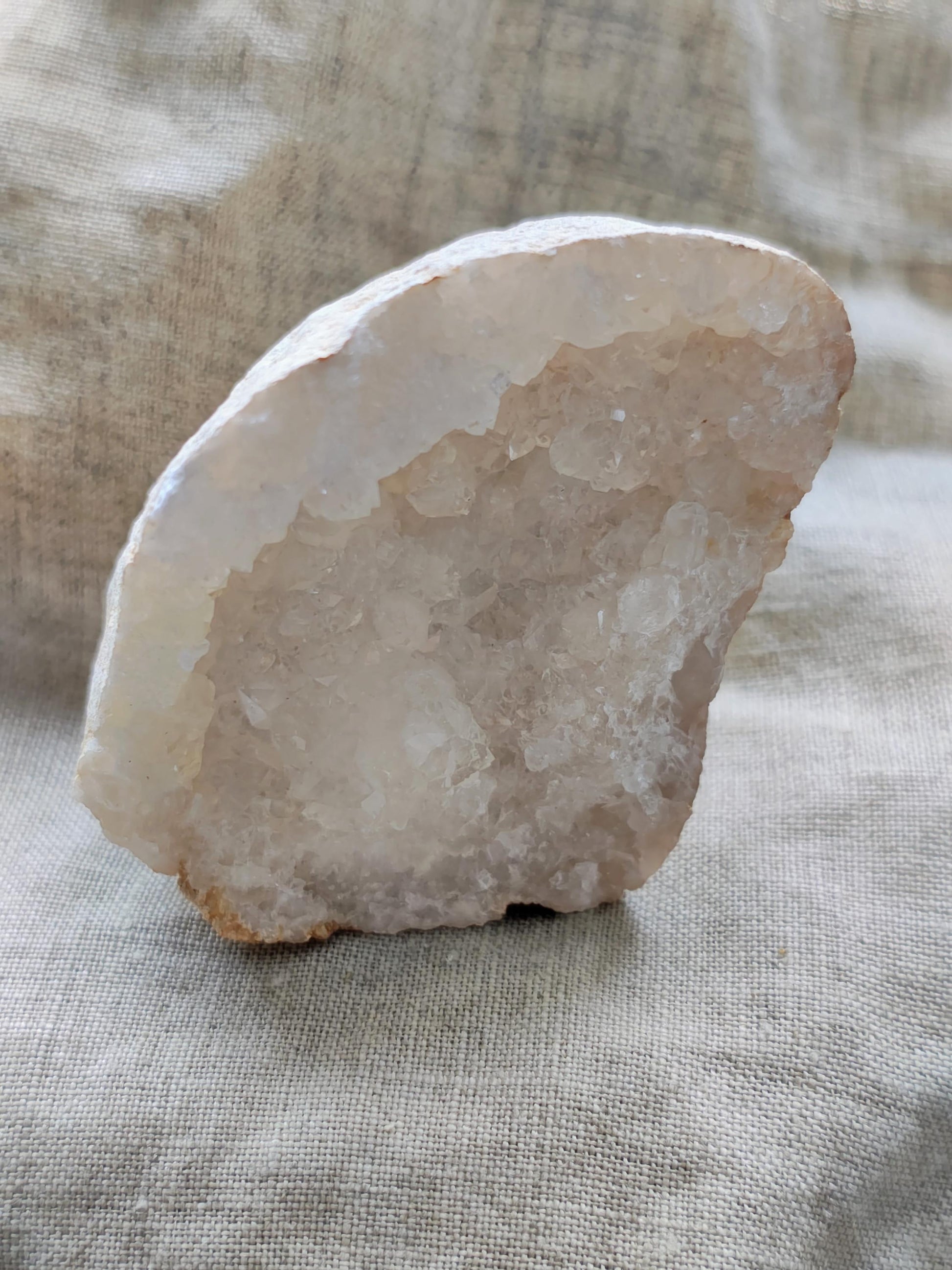 Géode de Quartz - Pierre Brute - Lithothérapie - Pierres Naturelles - Acceptation - Lumière - Harmonie - Relation - Ouverture - 105 grammes