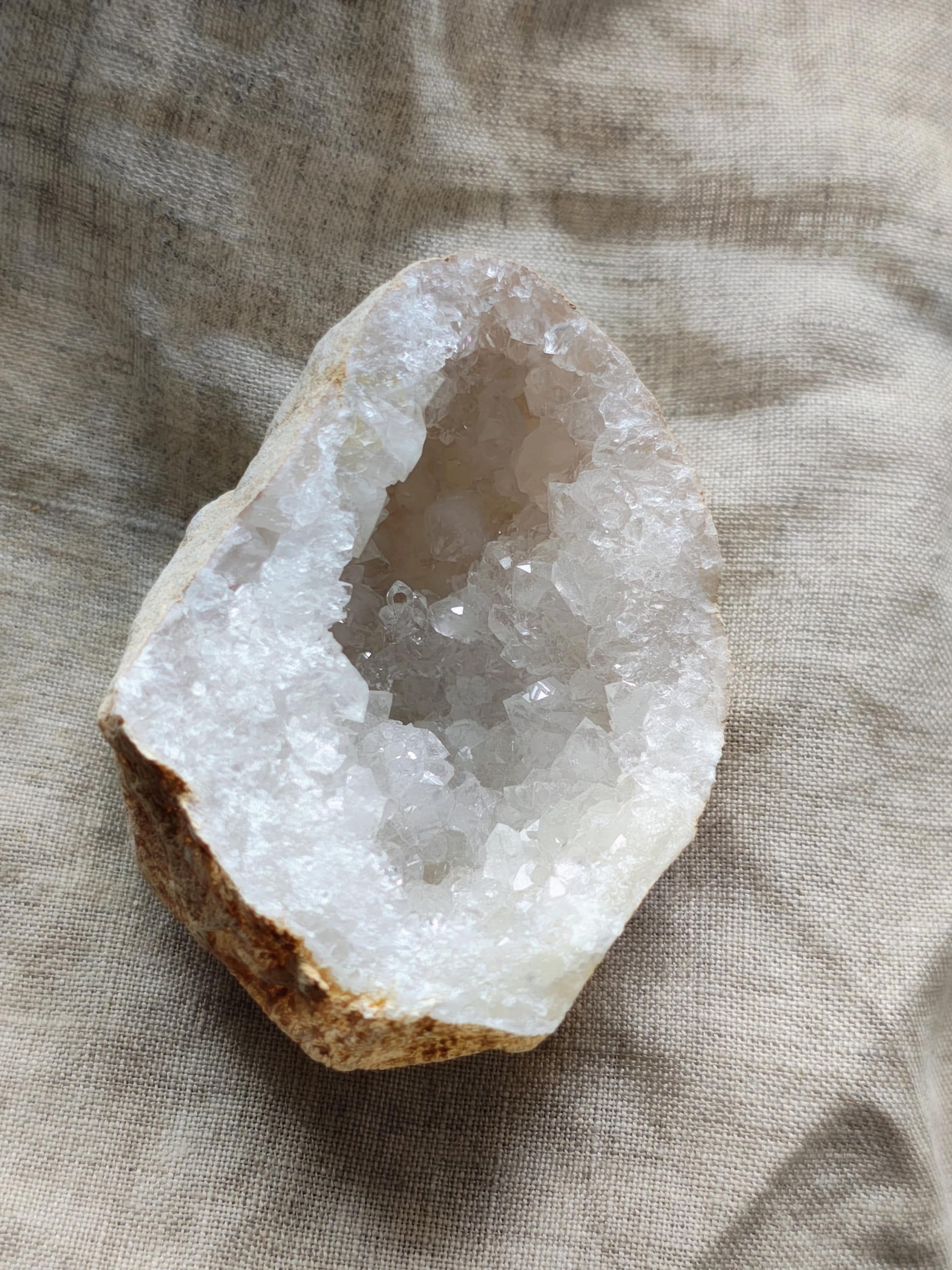 Géode de Quartz - Pierre Brute - Lithothérapie - Pierres Naturelles - Acceptation - Lumière - Harmonie - Relation - Ouverture - 123 grammes